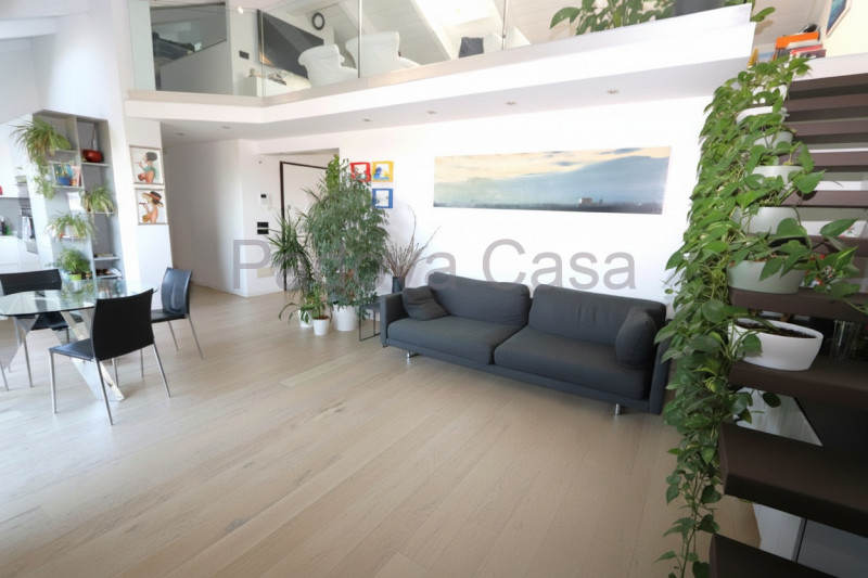 Signorile recente appartamento, particolare nel suo genere, con terrazzo affacciato a sud come un...