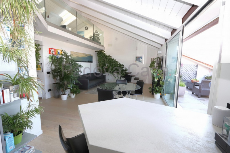 Signorile recente appartamento, particolare nel suo genere, con terrazzo affacciato a sud come un...