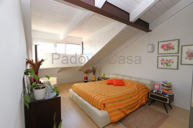 Signorile recente appartamento, particolare nel suo genere, con terrazzo affacciato a sud come un...