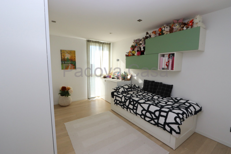 Signorile recente appartamento, particolare nel suo genere, con terrazzo affacciato a sud come un...