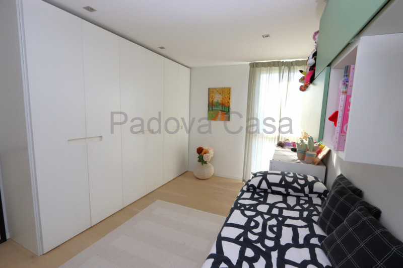 Signorile recente appartamento, particolare nel suo genere, con terrazzo affacciato a sud come un...