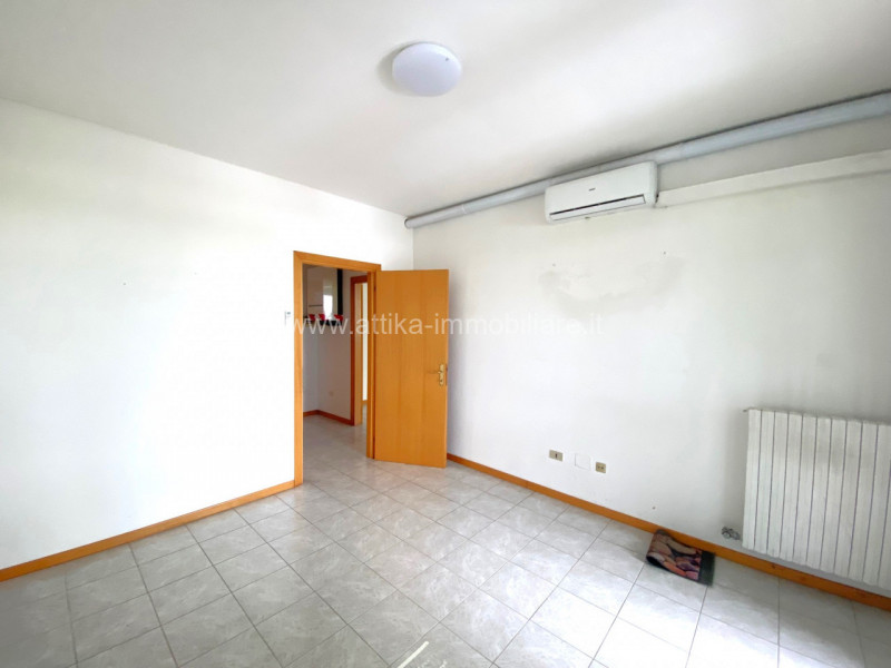Ufficio moderno e funzionale nella rinomata zona artigianale di Este. Questo immobile, situato al...