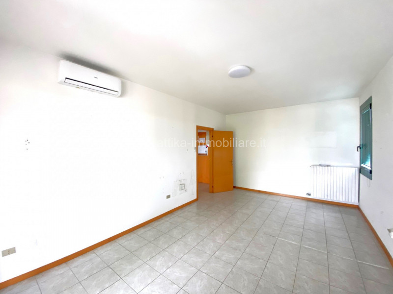 Ufficio moderno e funzionale nella rinomata zona artigianale di Este. Questo immobile, situato al...