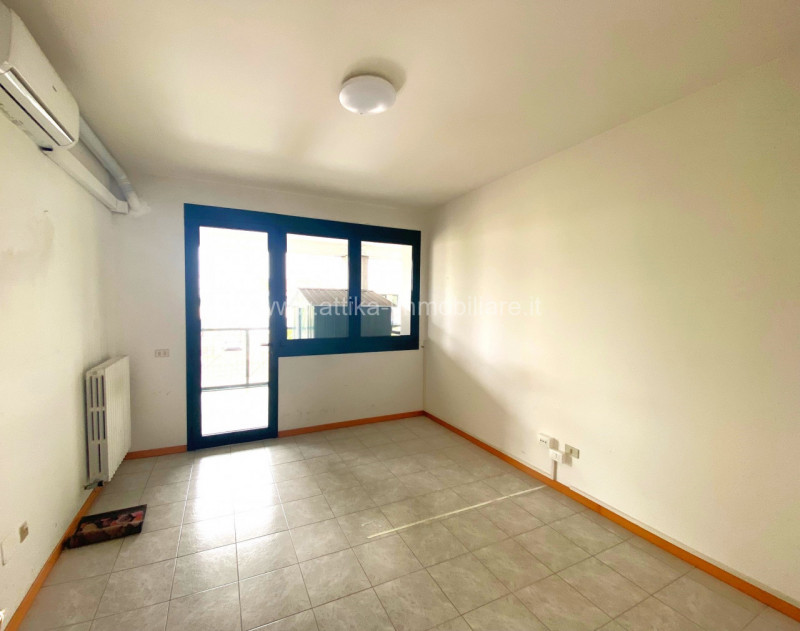Ufficio moderno e funzionale nella rinomata zona artigianale di Este. Questo immobile, situato al...