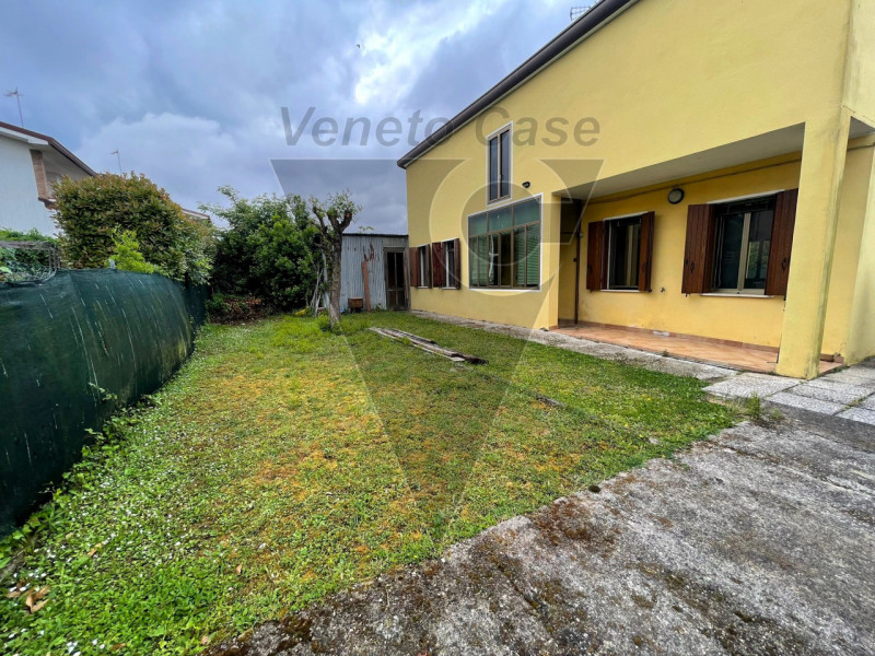 Proponiamo in vendita nel cuore di Villatora, frazione residenziale e tranquilla del comune di Sa...