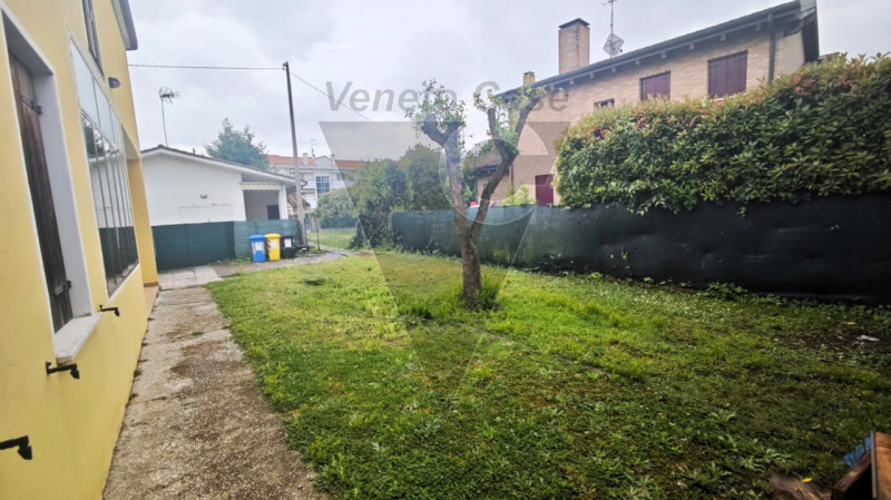 Proponiamo in vendita nel cuore di Villatora, frazione residenziale e tranquilla del comune di Sa...