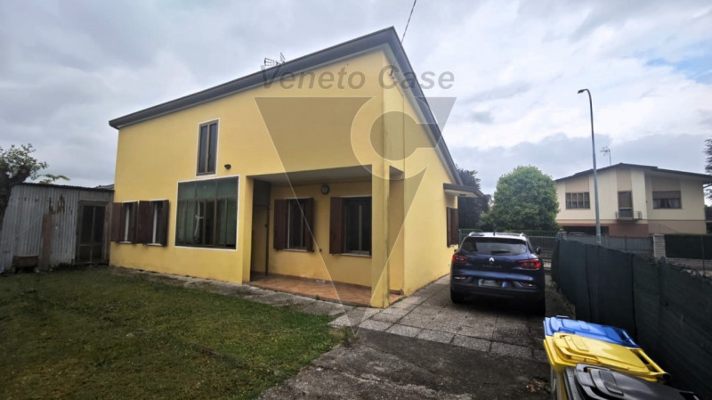 Proponiamo in vendita nel cuore di Villatora, frazione residenziale e tranquilla del comune di Sa...