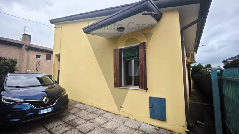 Proponiamo in vendita nel cuore di Villatora, frazione residenziale e tranquilla del comune di Sa...