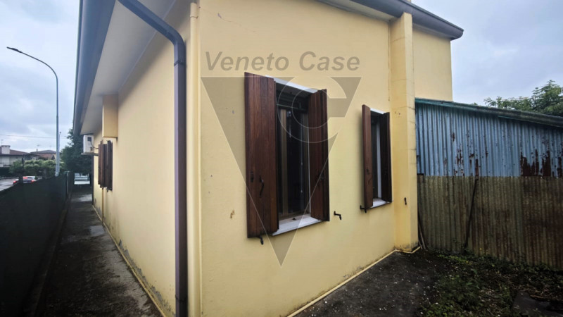 Proponiamo in vendita nel cuore di Villatora, frazione residenziale e tranquilla del comune di Sa...