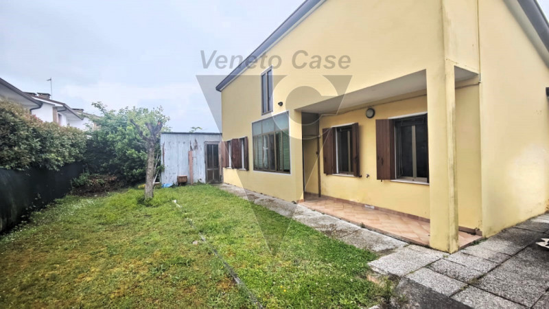 Proponiamo in vendita nel cuore di Villatora, frazione residenziale e tranquilla del comune di Sa...