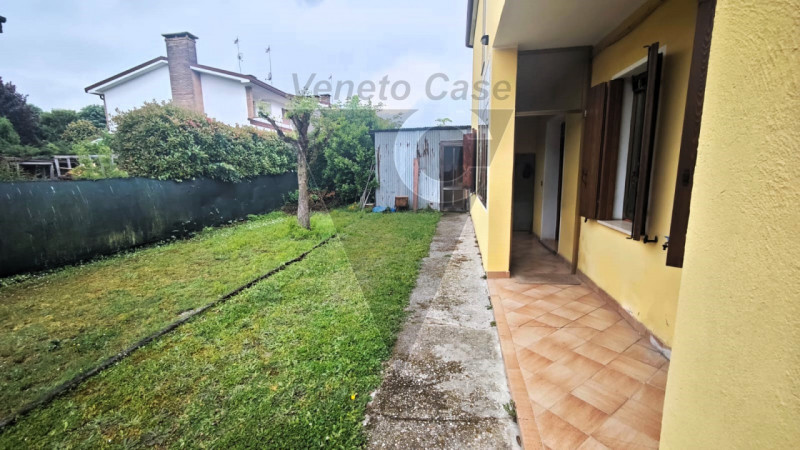 Proponiamo in vendita nel cuore di Villatora, frazione residenziale e tranquilla del comune di Sa...