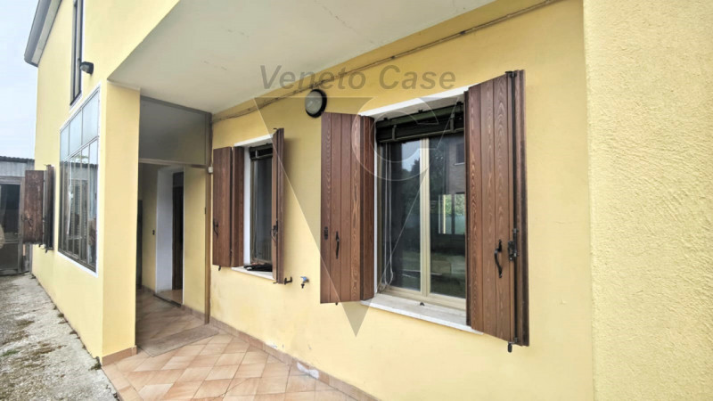 Proponiamo in vendita nel cuore di Villatora, frazione residenziale e tranquilla del comune di Sa...
