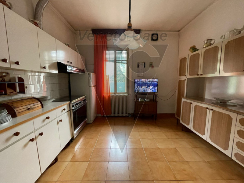 Proponiamo in vendita nel cuore di Villatora, frazione residenziale e tranquilla del comune di Sa...