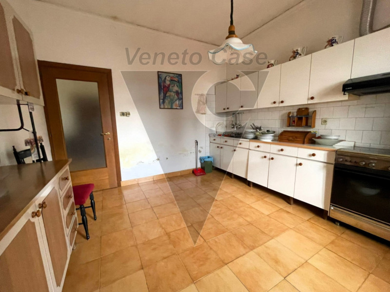 Proponiamo in vendita nel cuore di Villatora, frazione residenziale e tranquilla del comune di Sa...
