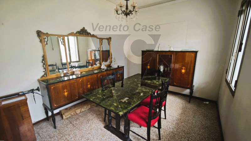 Proponiamo in vendita nel cuore di Villatora, frazione residenziale e tranquilla del comune di Sa...