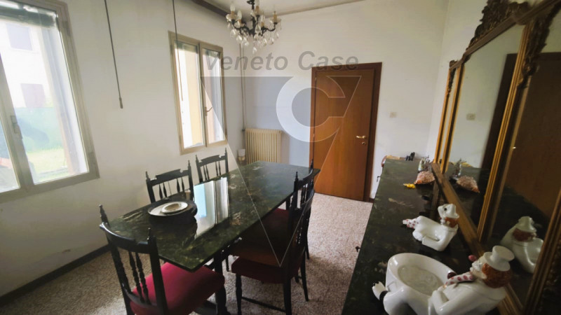 Proponiamo in vendita nel cuore di Villatora, frazione residenziale e tranquilla del comune di Sa...