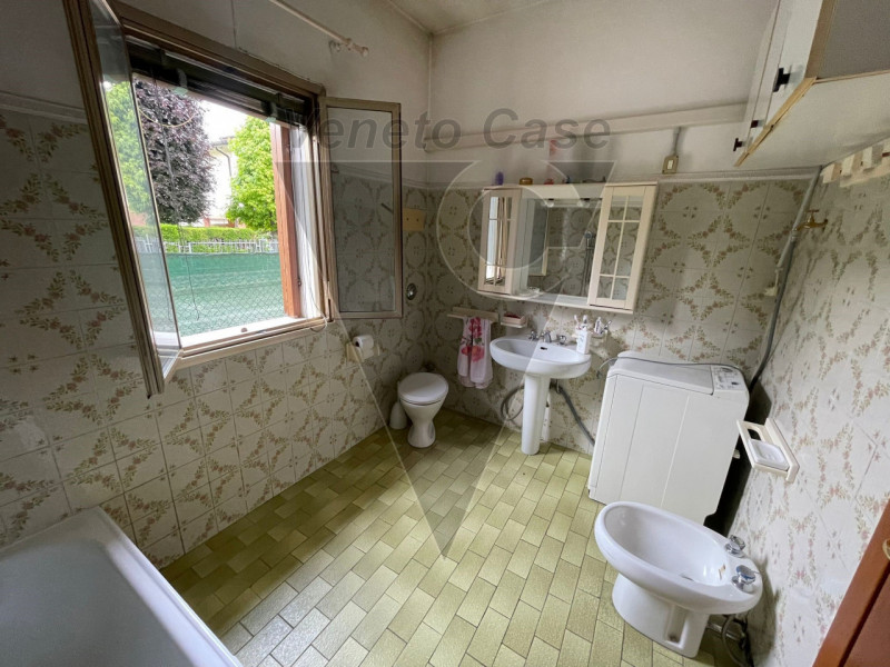 Proponiamo in vendita nel cuore di Villatora, frazione residenziale e tranquilla del comune di Sa...