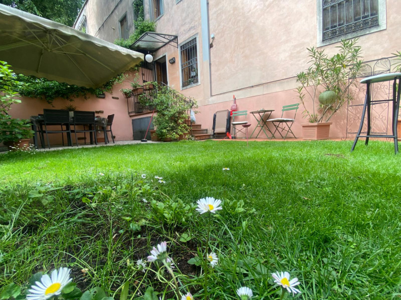 Sant'Andrea Bifamiliare con Giardino 3 camere+Studio/camera , posti auto coperto. 
La casa è dire...