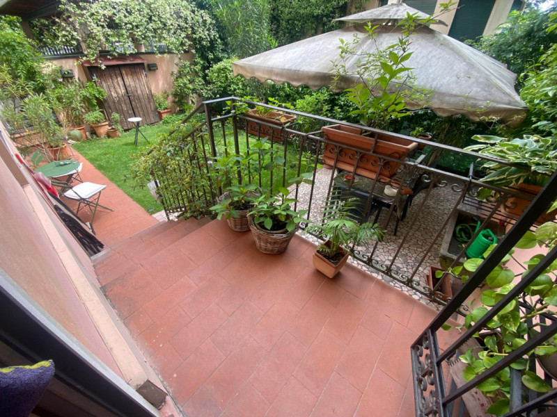 Sant'Andrea Bifamiliare con Giardino 3 camere+Studio/camera , posti auto coperto. 
La casa è dire...