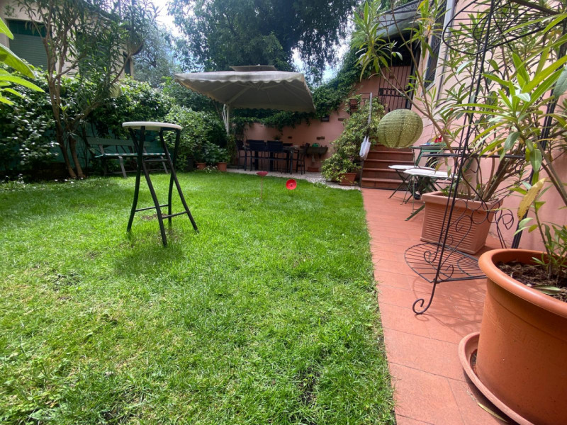 Sant'Andrea Bifamiliare con Giardino 3 camere+Studio/camera , posti auto coperto. 
La casa è dire...