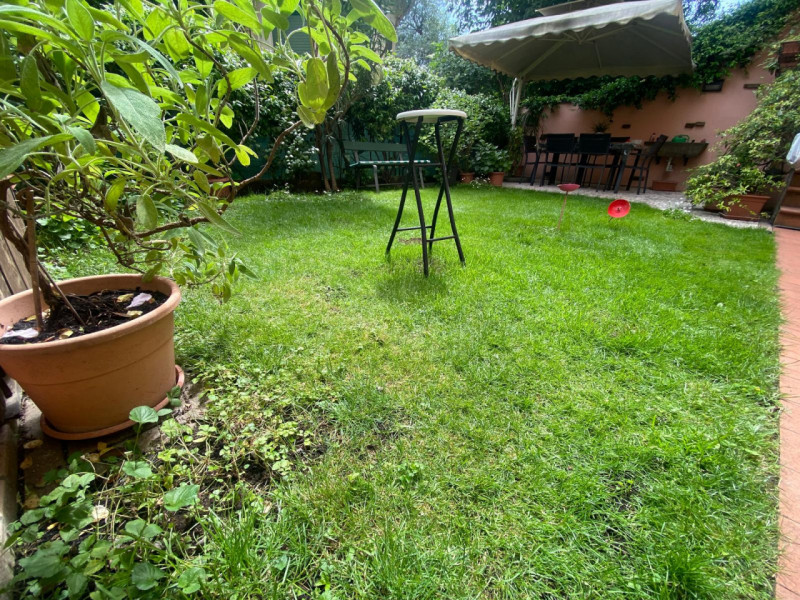 Sant'Andrea Bifamiliare con Giardino 3 camere+Studio/camera , posti auto coperto. 
La casa è dire...