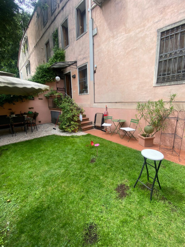 Sant'Andrea Bifamiliare con Giardino 3 camere+Studio/camera , posti auto coperto. 
La casa è dire...