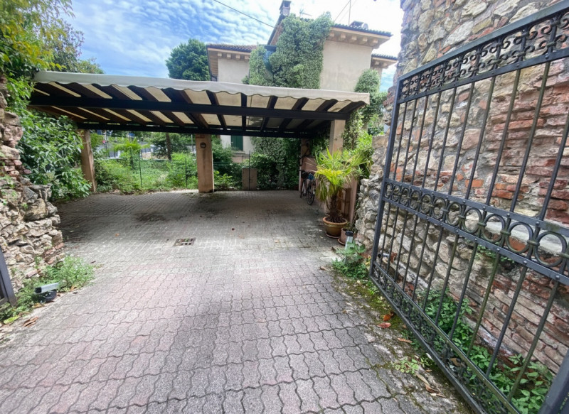 Sant'Andrea Bifamiliare con Giardino 3 camere+Studio/camera , posti auto coperto. 
La casa è dire...