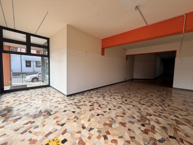 Proponiamo in vendita un ampio negozio di circa 250 mq situato nella zona centrale e ben servita ...