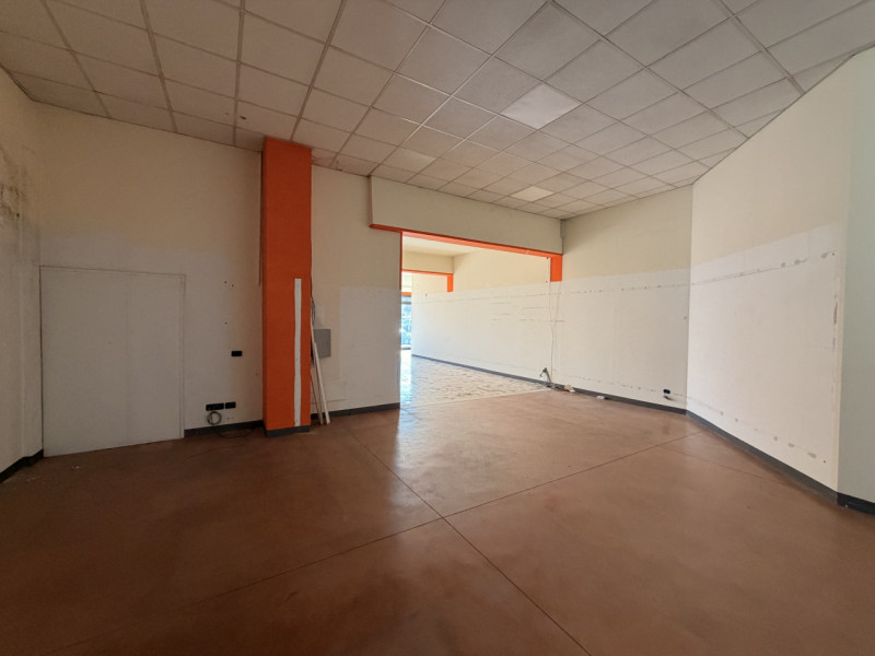 Proponiamo in vendita un ampio negozio di circa 250 mq situato nella zona centrale e ben servita ...