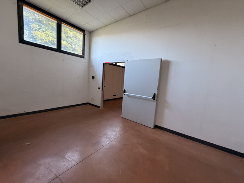 Proponiamo in vendita un ampio negozio di circa 250 mq situato nella zona centrale e ben servita ...