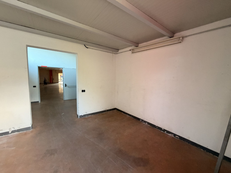 Proponiamo in vendita un ampio negozio di circa 250 mq situato nella zona centrale e ben servita ...