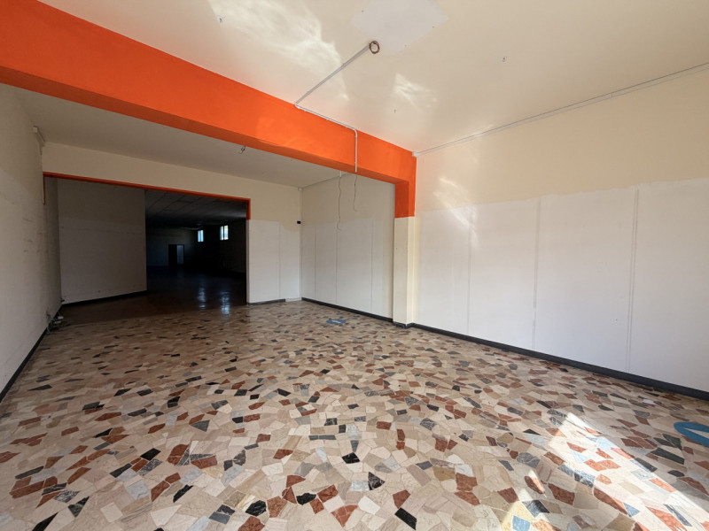 Proponiamo in vendita un ampio negozio di circa 250 mq situato nella zona centrale e ben servita ...