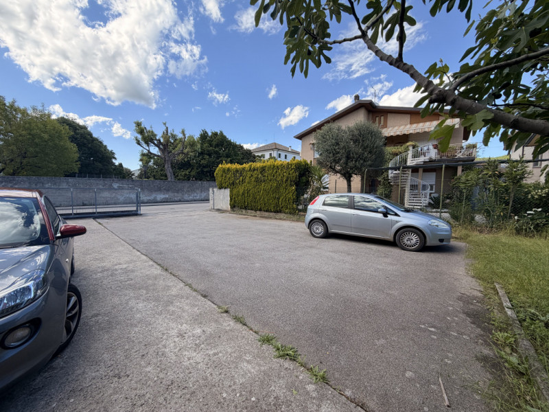 Proponiamo in vendita un ampio negozio di circa 250 mq situato nella zona centrale e ben servita ...