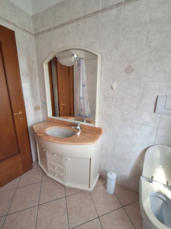 In palazzina dotata di ascensore, proponiamo luminoso appartamento composto da zona giorno con an...