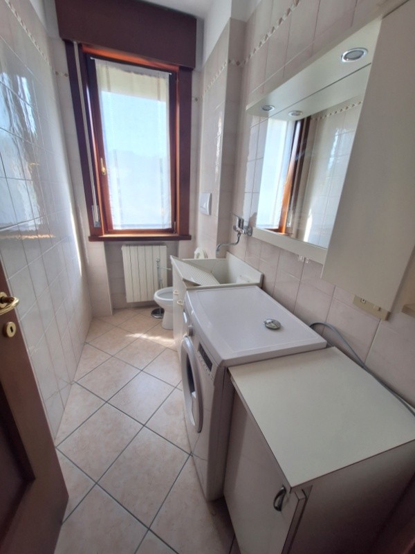 In palazzina dotata di ascensore, proponiamo luminoso appartamento composto da zona giorno con an...