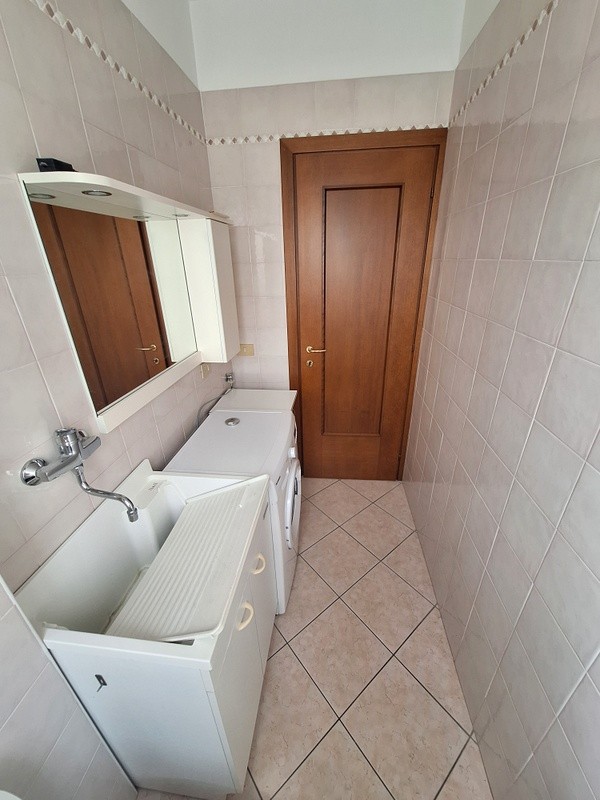 In palazzina dotata di ascensore, proponiamo luminoso appartamento composto da zona giorno con an...