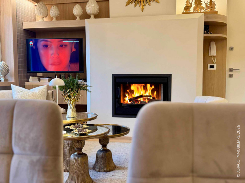 Asiago Immobiliare vi propone un’elegante e piacevole soluzione immobiliare: un bicamere recentem...