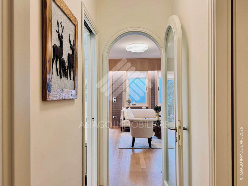Asiago Immobiliare vi propone un’elegante e piacevole soluzione immobiliare: un bicamere recentem...