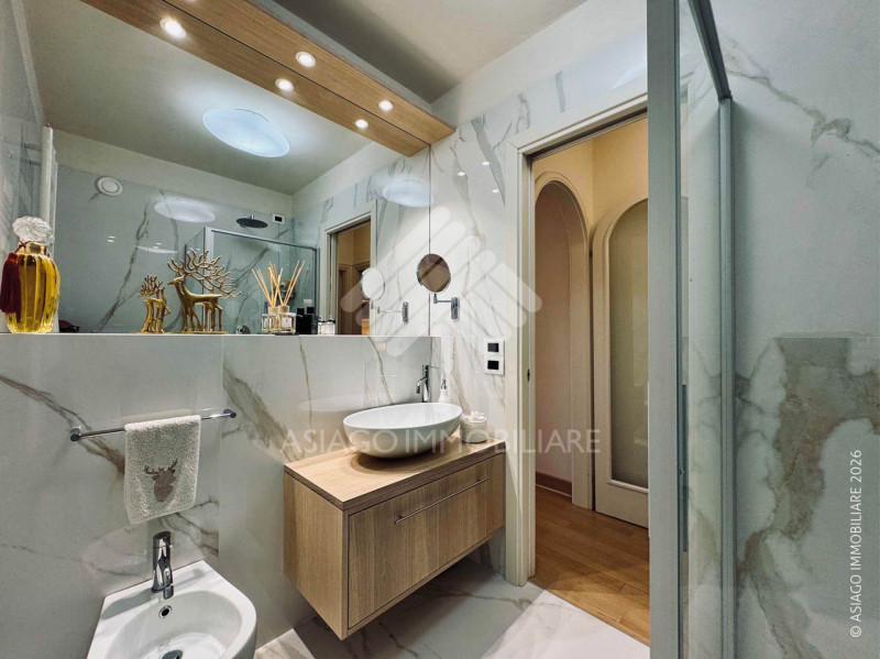 Asiago Immobiliare vi propone un’elegante e piacevole soluzione immobiliare: un bicamere recentem...