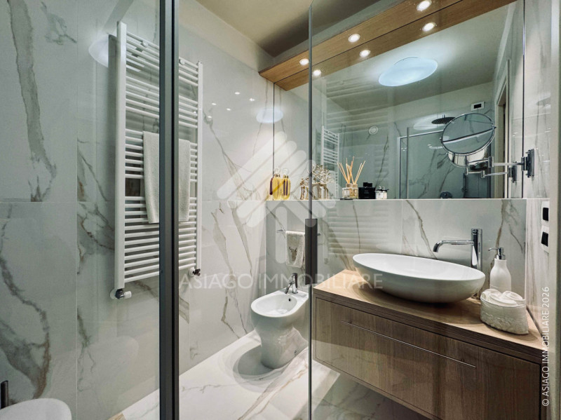 Asiago Immobiliare vi propone un’elegante e piacevole soluzione immobiliare: un bicamere recentem...