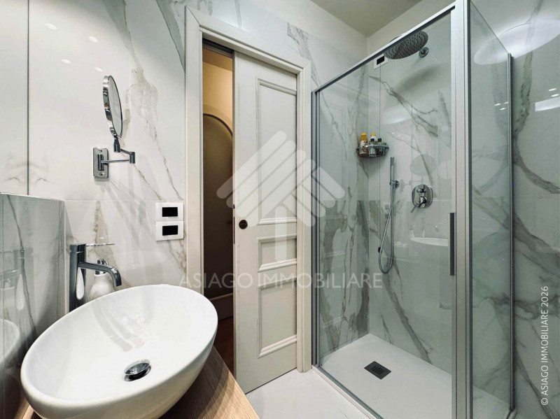 Asiago Immobiliare vi propone un’elegante e piacevole soluzione immobiliare: un bicamere recentem...