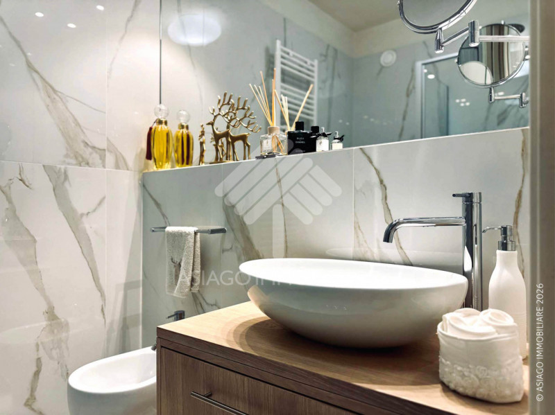 Asiago Immobiliare vi propone un’elegante e piacevole soluzione immobiliare: un bicamere recentem...