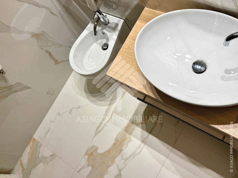 Asiago Immobiliare vi propone un’elegante e piacevole soluzione immobiliare: un bicamere recentem...
