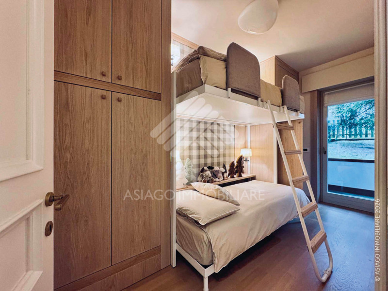 Asiago Immobiliare vi propone un’elegante e piacevole soluzione immobiliare: un bicamere recentem...
