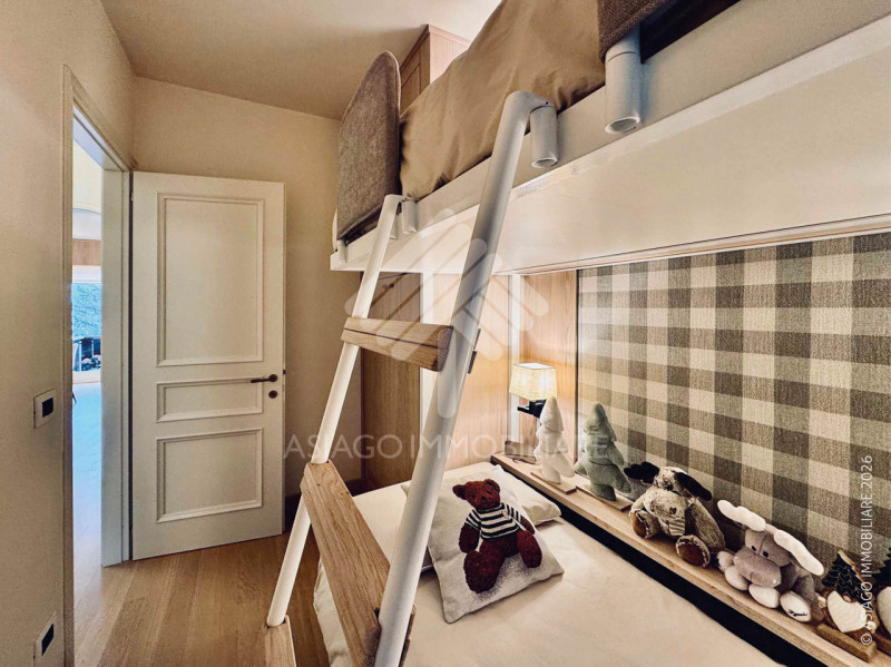 Asiago Immobiliare vi propone un’elegante e piacevole soluzione immobiliare: un bicamere recentem...
