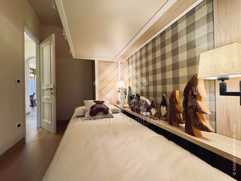 Asiago Immobiliare vi propone un’elegante e piacevole soluzione immobiliare: un bicamere recentem...