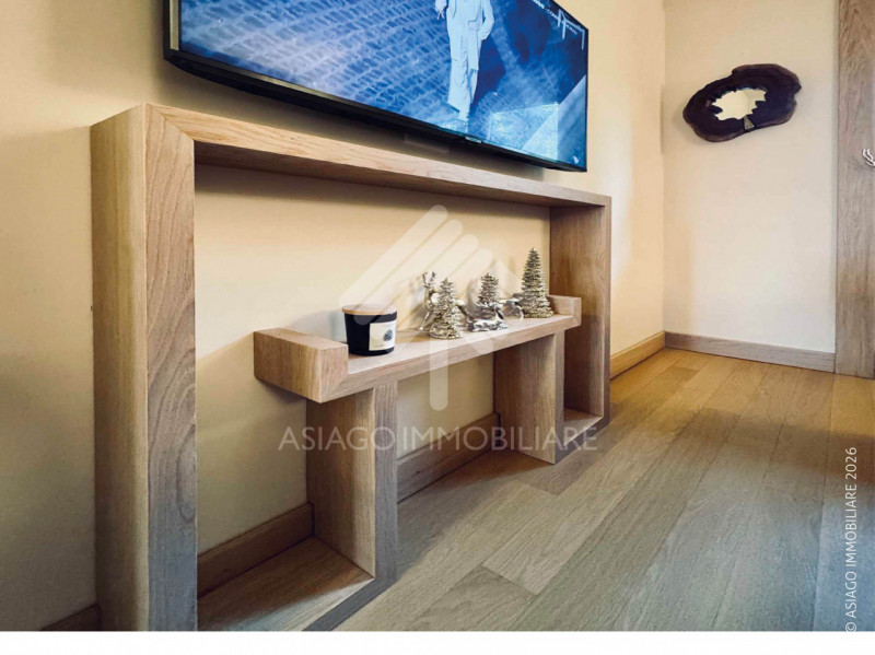 Asiago Immobiliare vi propone un’elegante e piacevole soluzione immobiliare: un bicamere recentem...