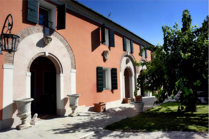 Rif. C355 (per info 338 9387816 Matteo – 340 2242606 Marco)

Immersa nel paesaggio suggestivo del...