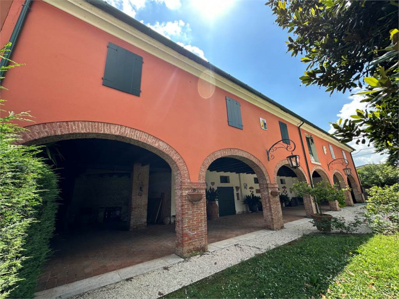 Rif. C355 (per info 338 9387816 Matteo – 340 2242606 Marco)

Immersa nel paesaggio suggestivo del...
