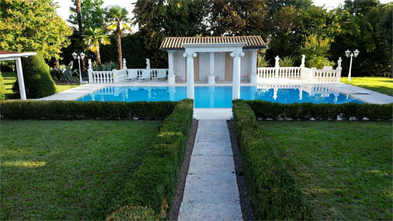 Rif. C355 (per info 338 9387816 Matteo – 340 2242606 Marco)

Immersa nel paesaggio suggestivo del...